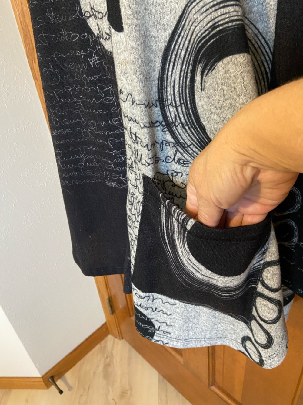 Jess & Jane tunic abstract design relaxed fit script motif Size Large - Picture 4 of 9